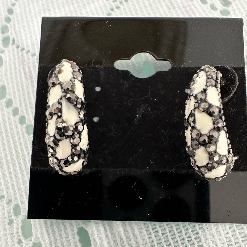 White and black stones earrings